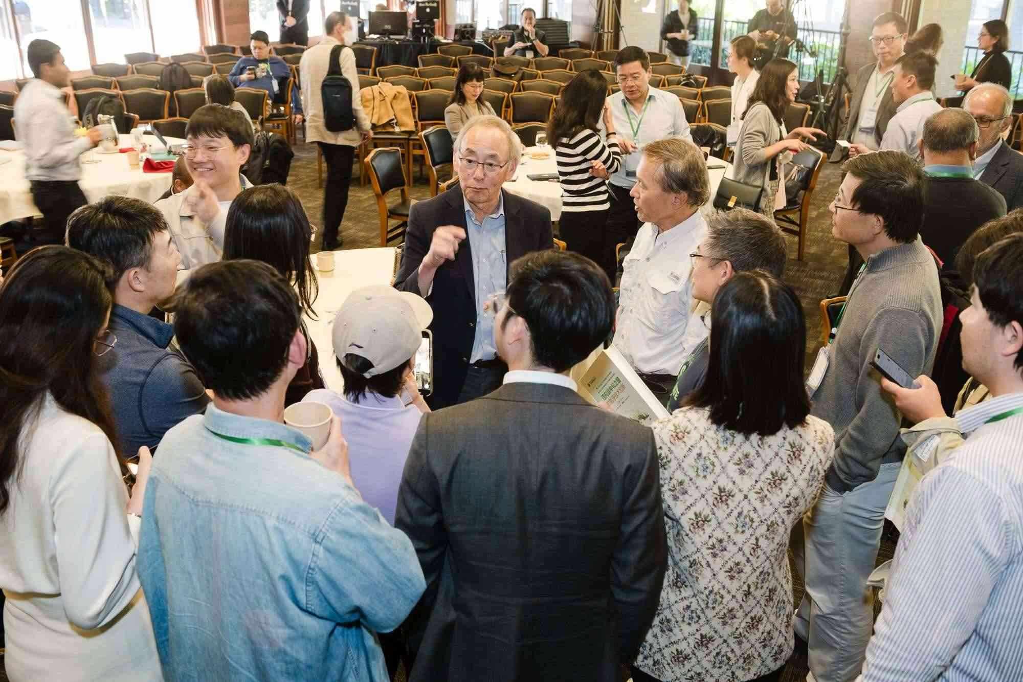 美國前能源部長、諾獎得主朱棣文教授在會場與參會者交流。馮超攝