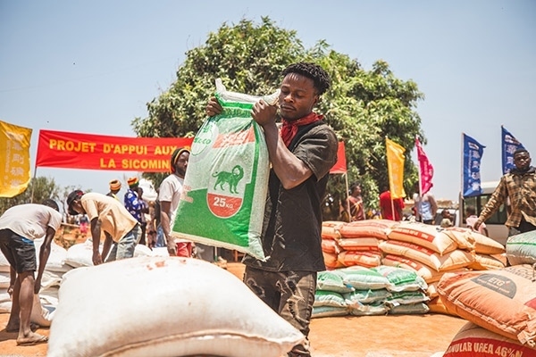 村民們興高采烈地把種子和化肥搬回家。中鐵資源供圖