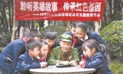 圖為89歲的抗美援朝老兵楊克美在向孩子們講述英雄故事。徐偉攝