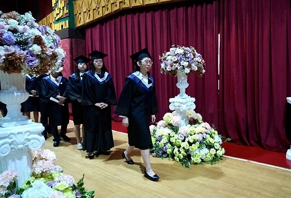 菲律賓岐黃中醫(yī)學(xué)院首屆12名畢業(yè)生順利獲得中醫(yī)相關(guān)執(zhí)業(yè)資格。人民網(wǎng)記者 樊帆攝