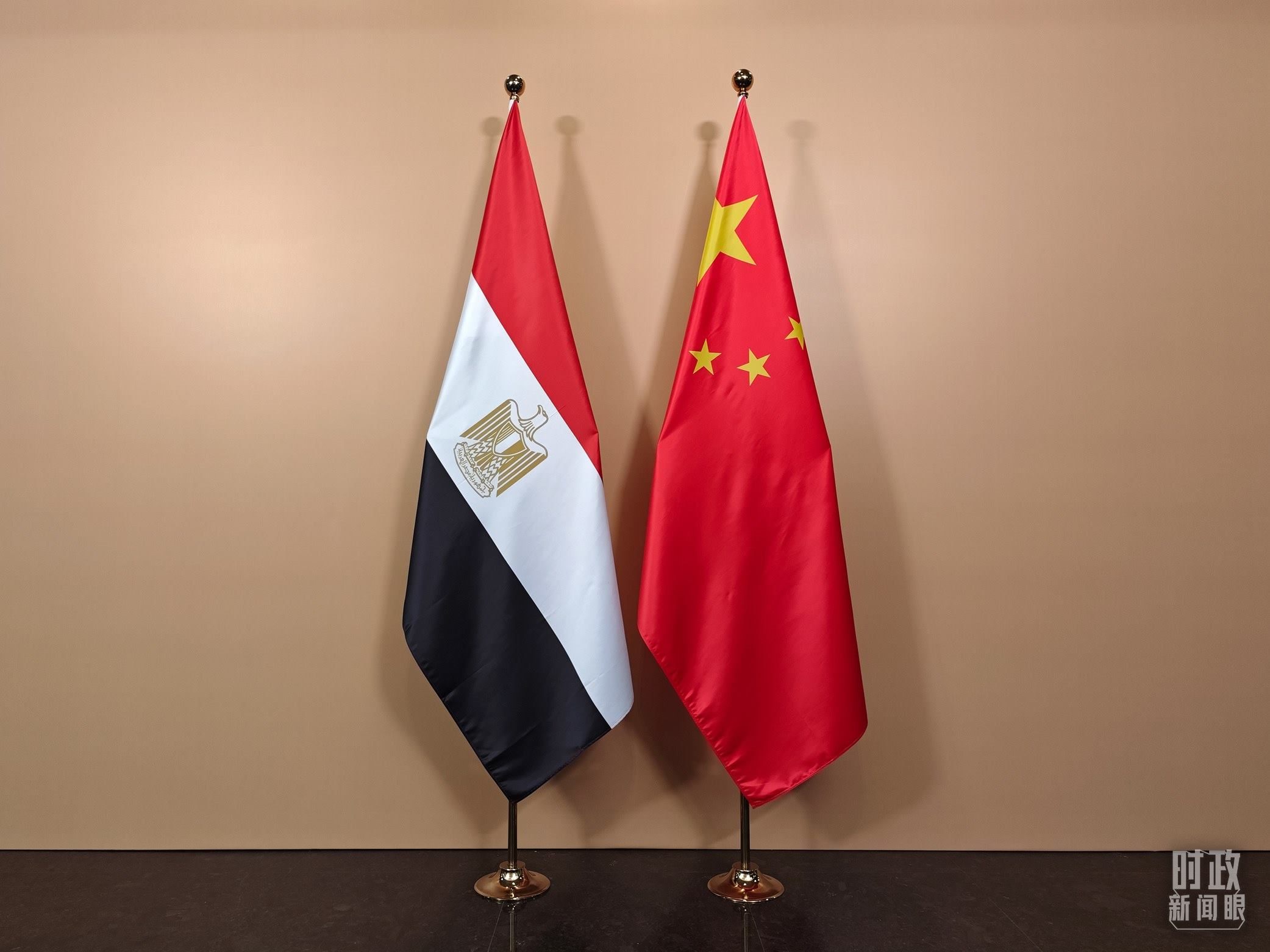 △ 會(huì)見廳外的中國(guó)埃及兩國(guó)國(guó)旗。（總臺(tái)央視記者彭漢明拍攝）