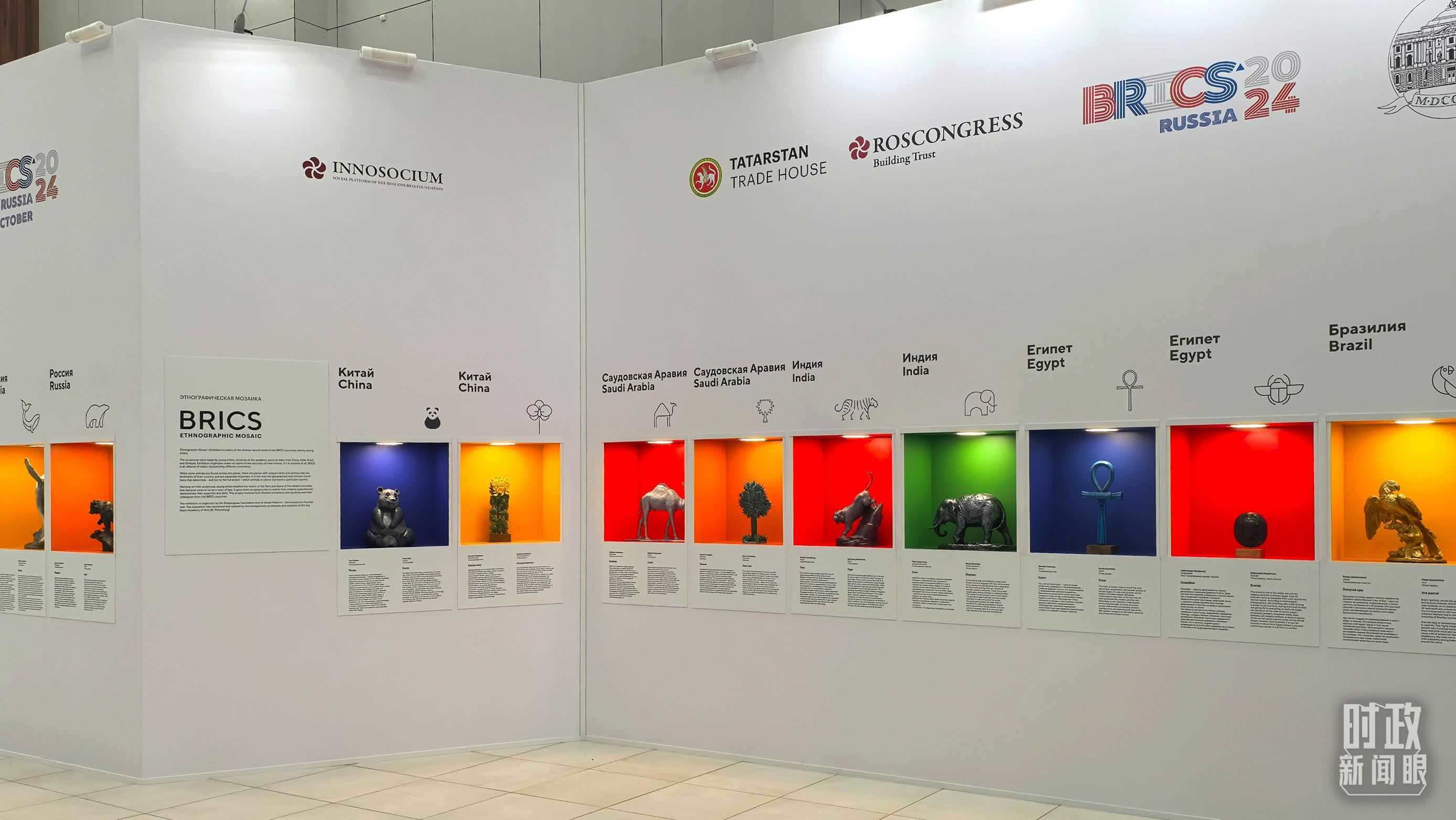 △ 喀山會(huì)展中心內(nèi)展示的金磚國(guó)家工藝品。（總臺(tái)央廣記者潘毅拍攝）