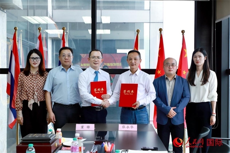 會談現(xiàn)場。左三為泰中僑商聯(lián)合會副主席董峰；右三為浙江大學(xué)光華法學(xué)院黨委書記張永華。人民網(wǎng)記者 簡承淵攝