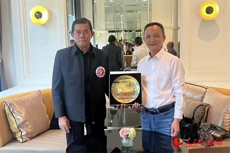 泰中友好協(xié)會會長、泰國前副總理功·塔帕朗西（左一）會見浙大團(tuán)組一行。人民網(wǎng)記者 簡承淵攝