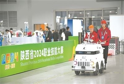 參賽選手在陜西省2024職業(yè)技能大賽新能源汽車智能化技術(shù)賽項比賽中。新華社記者 張博文攝