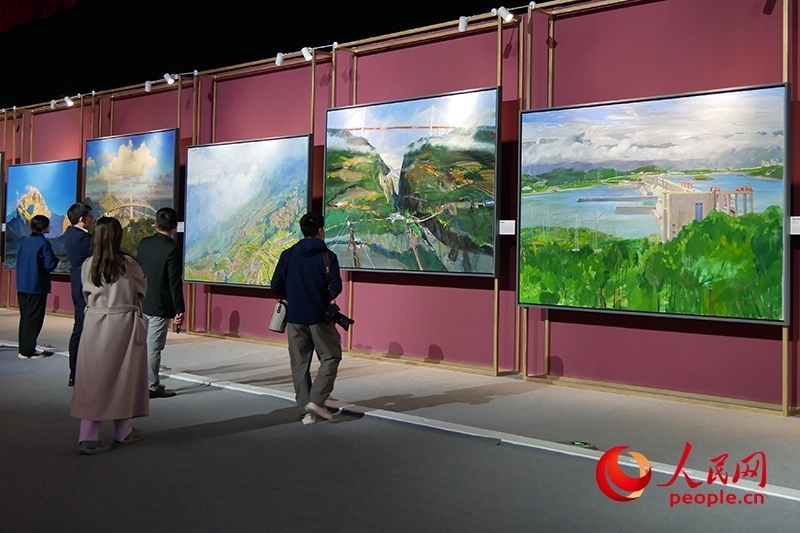 觀眾正在欣賞畫作。人民網(wǎng)記者 韋衍行攝