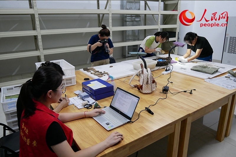 普查隊員們正在庫房內(nèi)工作。人民網(wǎng)記者 韋衍行攝