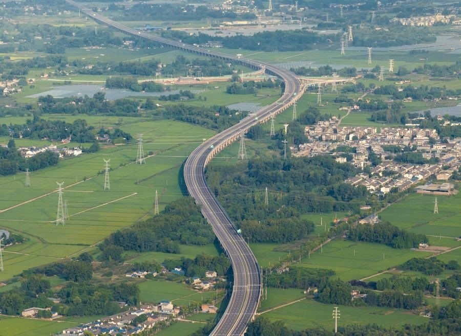 俯瞰四川天府新區(qū)至邛崍高速公路一角（2024年7月2日攝，無人機照片）。新華社記者 江宏景 攝