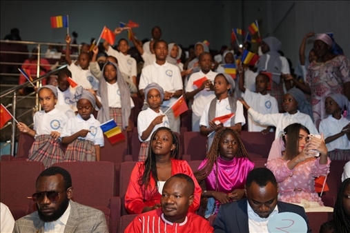 現(xiàn)場(chǎng)觀眾與決賽選手熱情互動(dòng)。中國(guó)石油非洲公司供圖