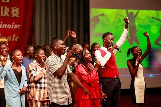 孔子學(xué)院的同學(xué)們演唱中文歌曲《明天會(huì)更好》。中國(guó)石油非洲公司供圖