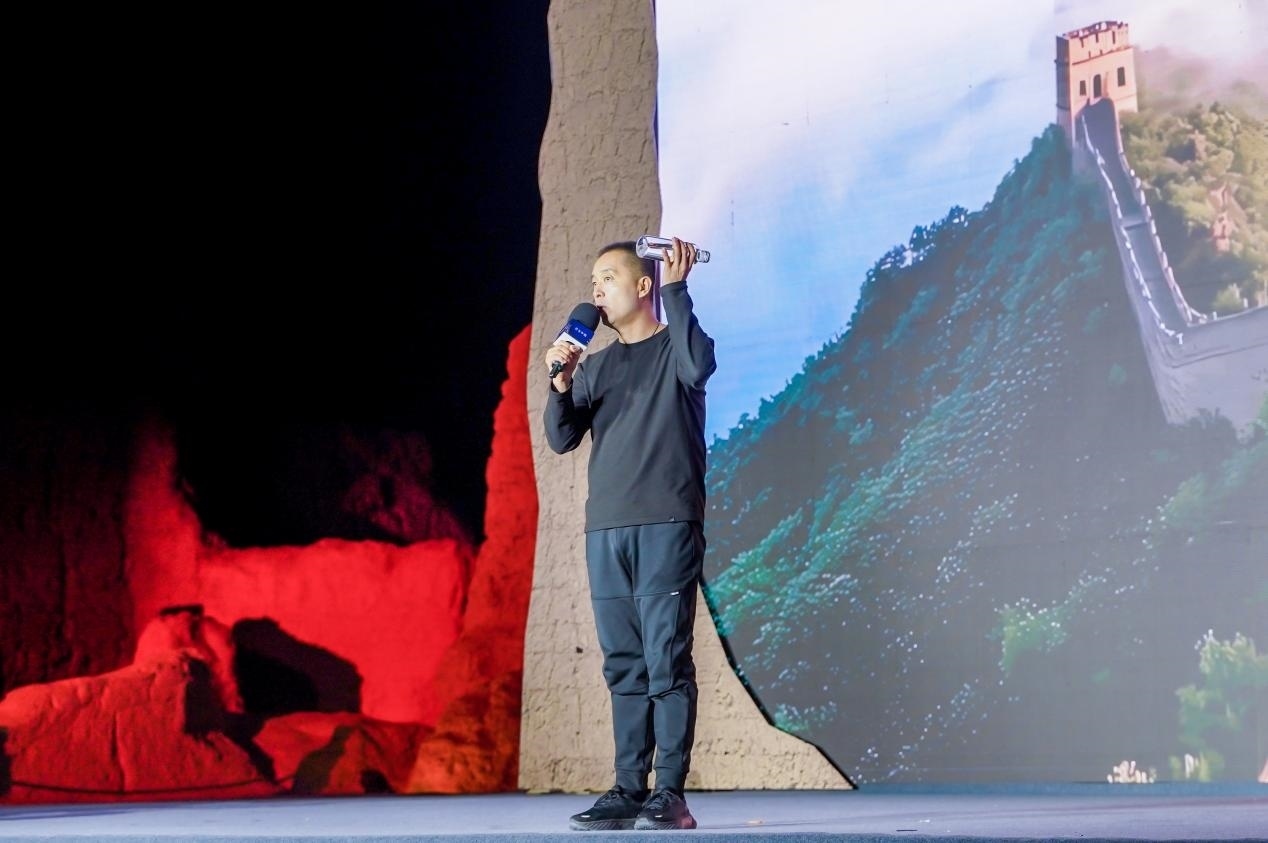 李剛在“何以中國·五星出東方”網(wǎng)絡(luò)主題宣傳活動(dòng)現(xiàn)場演講。人民視頻供圖