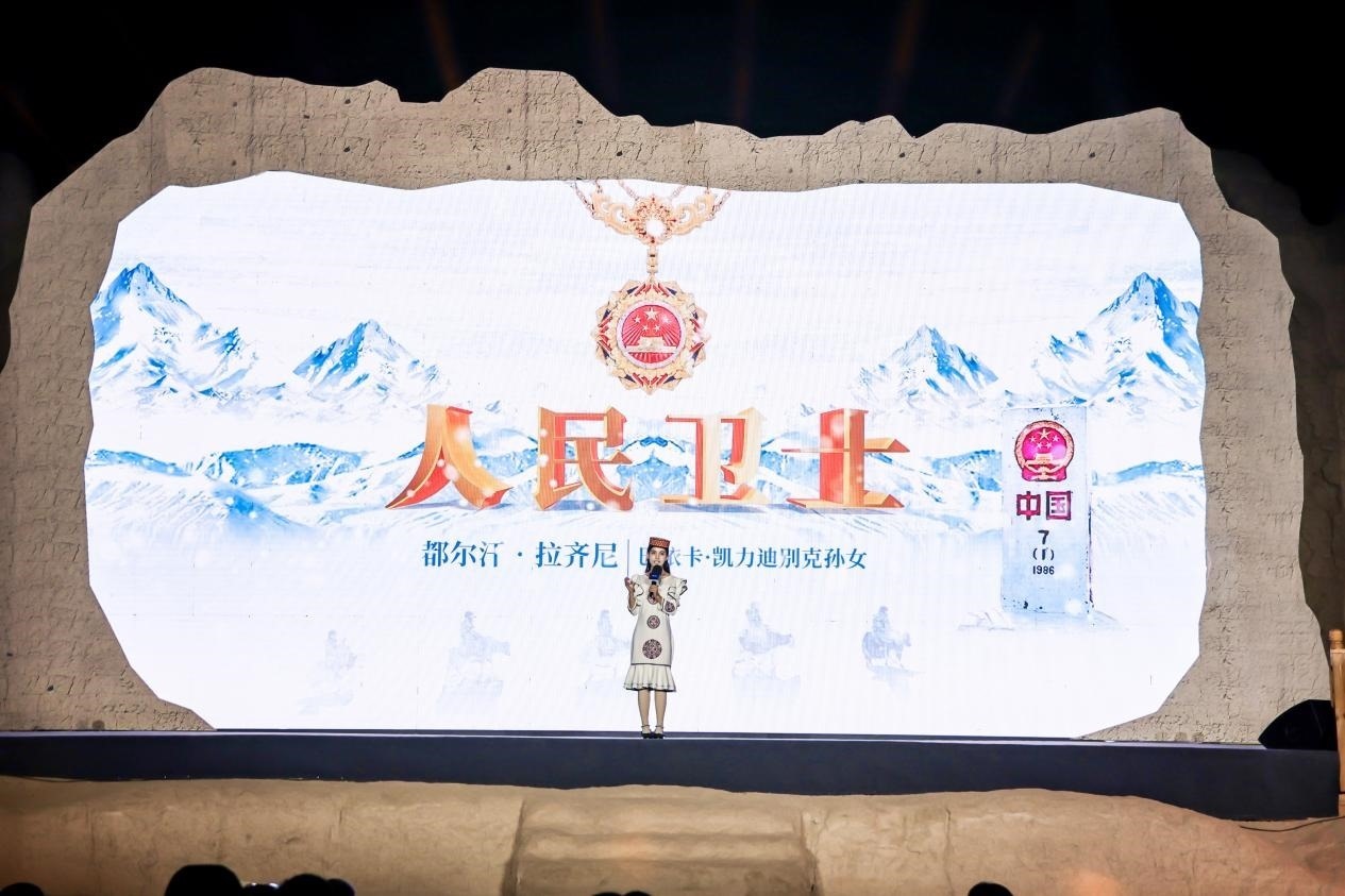 都爾汗·拉齊尼在“何以中國·五星出東方”網(wǎng)絡(luò)主題宣傳活動(dòng)現(xiàn)場演講。人民視頻供圖