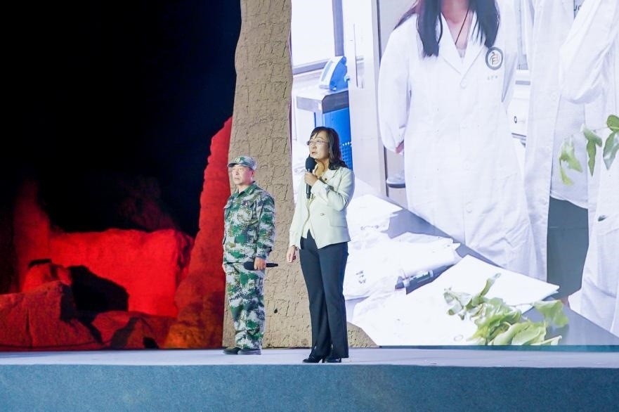 吳翠云（右一）在“何以中國·五星出東方”網(wǎng)絡(luò)主題宣傳活動(dòng)現(xiàn)場演講。人民視頻供圖