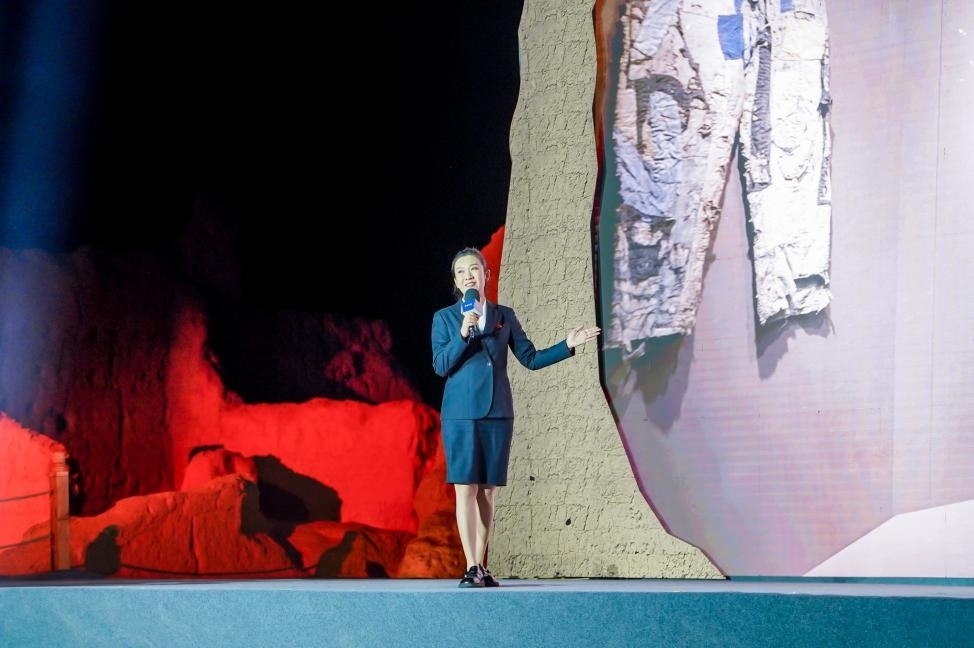 顧晨葉在“何以中國·五星出東方”網(wǎng)絡(luò)主題宣傳活動(dòng)現(xiàn)場演講。人民視頻供圖