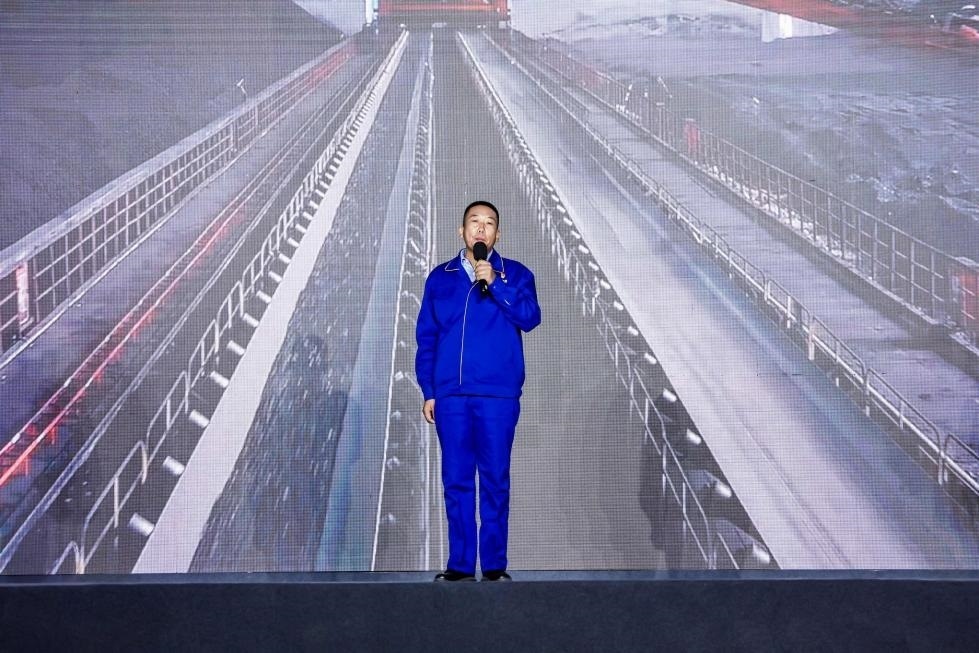 邵旭鵬在“何以中國·五星出東方”網(wǎng)絡(luò)主題宣傳活動(dòng)現(xiàn)場演講。人民視頻供圖