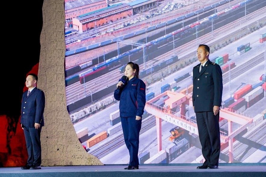 早吾扎?哈力賽（左二）在“何以中國·五星出東方”網(wǎng)絡(luò)主題宣傳活動(dòng)現(xiàn)場演講。人民視頻供圖