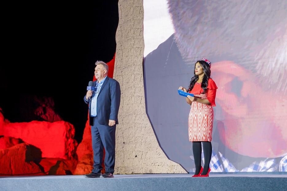 丹尼（左一）在“何以中國·五星出東方”網(wǎng)絡(luò)主題宣傳活動(dòng)現(xiàn)場演講。人民視頻供圖