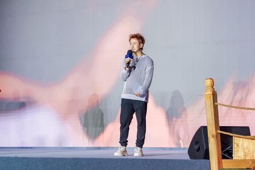 安鐘旭在“何以中國·五星出東方”網(wǎng)絡(luò)主題宣傳活動(dòng)現(xiàn)場演講。人民視頻供圖