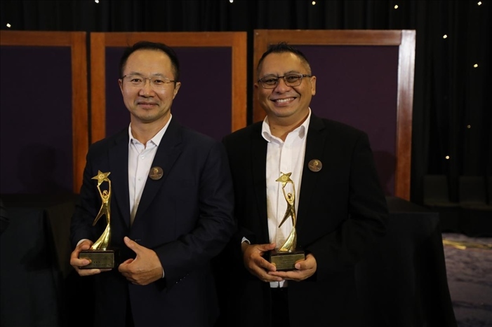 趙志剛與多迪獲獎后合影。國能印尼爪哇發(fā)電公司供圖