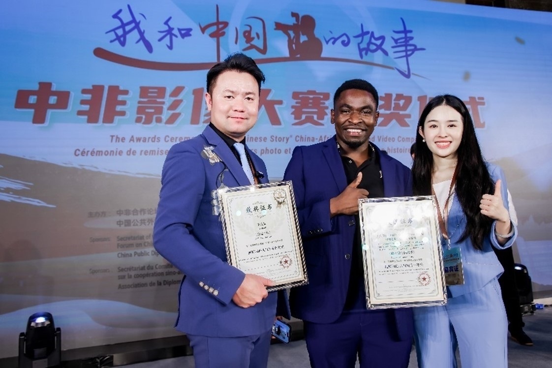 王曉樂（中）與其他嘉賓合影。主辦方供圖