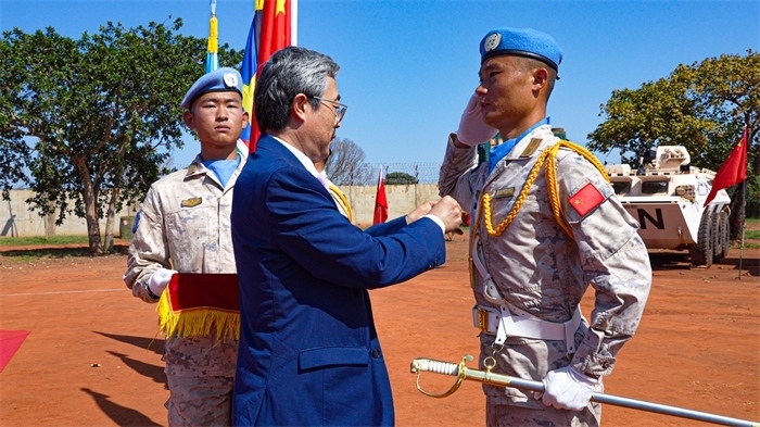 中國駐南蘇丹大使馬強為維和官兵授勛。謝坤攝