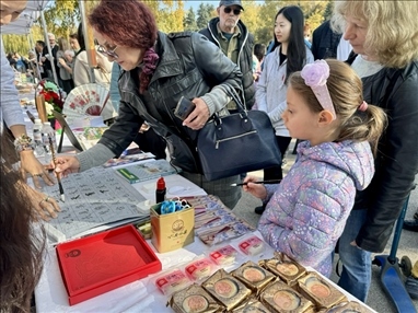 活動現(xiàn)場外賓體驗中國書法。 中國駐保加利亞大使館供圖。