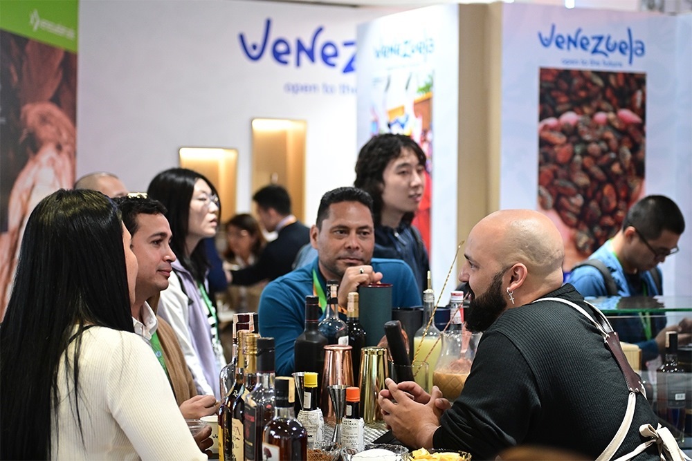 2023年11月9日，上海，觀眾在進博會委內(nèi)瑞拉館參觀、交流、洽談。