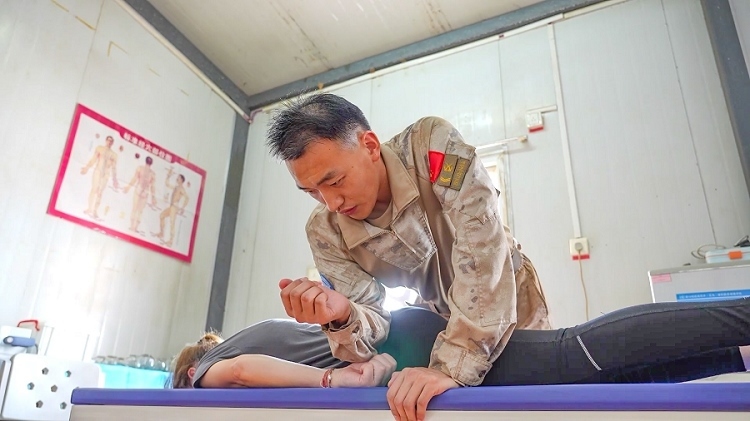體驗(yàn)中醫(yī)推拿。王軍杰攝