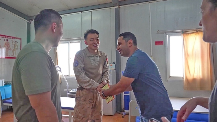 外國(guó)友人致謝。王軍杰攝