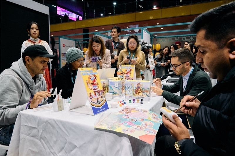 觀眾參加“兔兒爺”手工坊。楊浩鵬攝