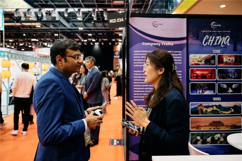 “中國館”展區(qū)現(xiàn)場洽談。 楊浩鵬攝