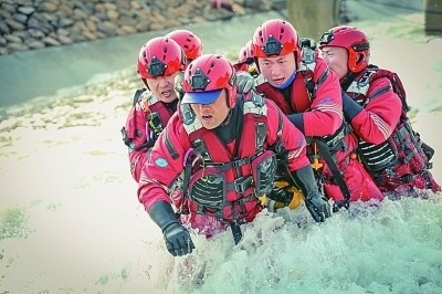  山東省日照市消防救援支隊消防員正在進行多人淺灘涉水橫渡訓(xùn)練。圖片由國家消防救援局提供