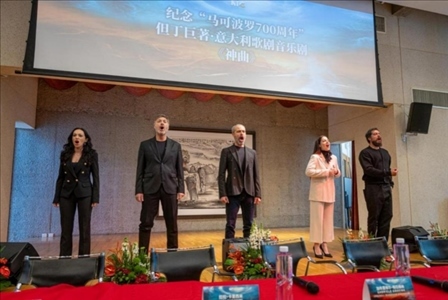 發(fā)布會(huì)現(xiàn)場(chǎng)，主創(chuàng)表演音樂(lè)劇片段。主辦方供圖