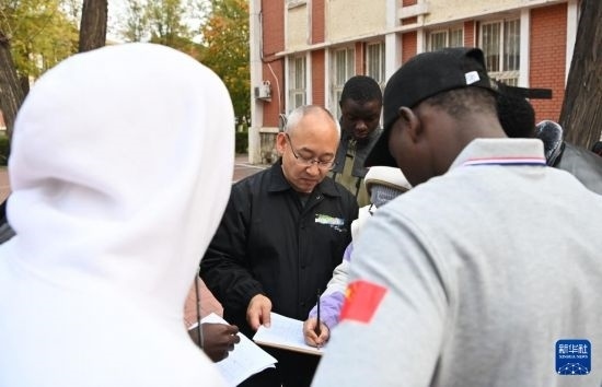 在天津鐵道職業(yè)技術(shù)學(xué)院，老師指導(dǎo)幾內(nèi)亞學(xué)員使用測(cè)距儀器（11月11日攝）。新華社記者 李然 攝