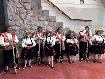 身著傳統(tǒng)服飾的秘魯藝人。本報記者 張朋輝 攝