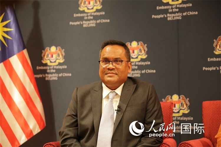 馬來西亞駐華大使諾曼在11月12日召開的記者見面會上回答記者提問。人民網(wǎng) 王婧攝
