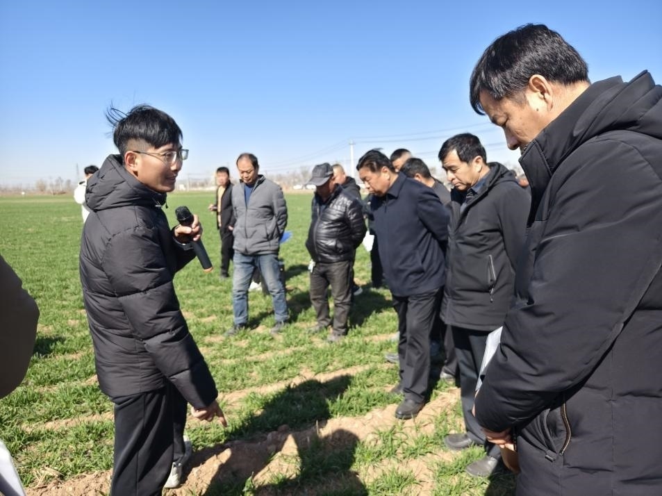 科技小院的“學(xué)生專家”（左一）。受訪者供圖