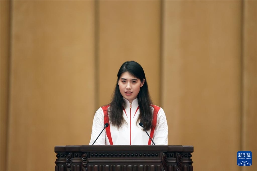 11月15日，游泳運動員張雨霏在報告會上發(fā)言。新華社記者 李明 攝