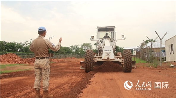 ▲常態(tài)維護(hù)營(yíng)區(qū)道路（張洪奧攝）