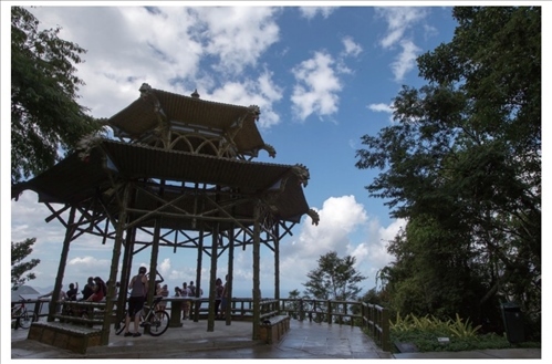 在巴西里約熱內(nèi)盧市內(nèi)的蒂茹卡國(guó)家森林公園里，有一座風(fēng)光獨(dú)一無(wú)二的觀景臺(tái)，名為“中國(guó)亭”，是為紀(jì)念曾經(jīng)在這里種植茶葉的中國(guó)茶農(nóng)而修建，如今已成為當(dāng)?shù)氐闹坝^。（圖源：新華社）