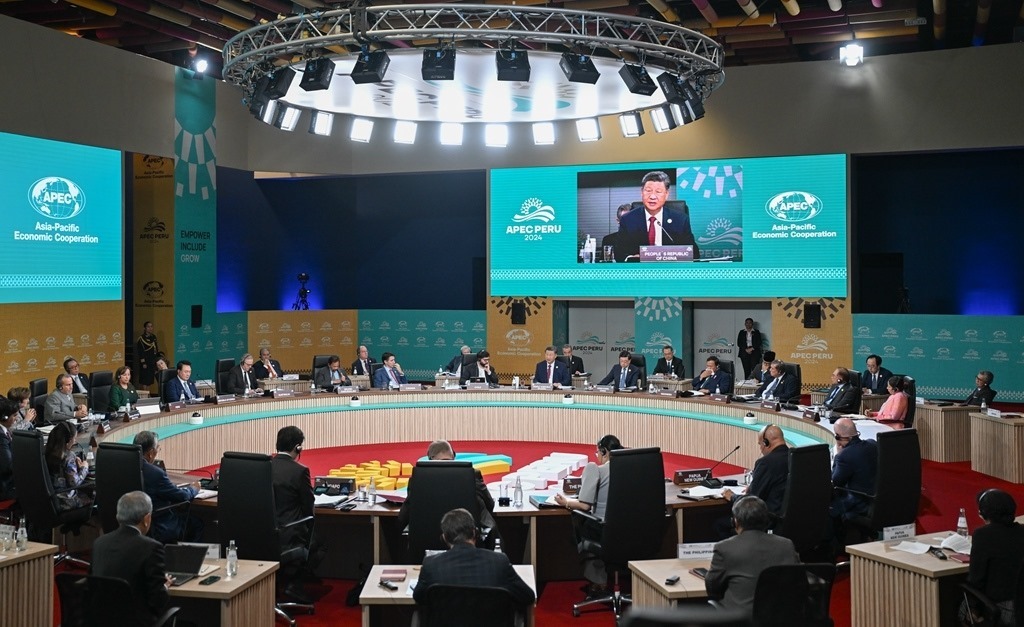 當(dāng)?shù)貢r間11月16日上午，亞太經(jīng)合組織第三十一次領(lǐng)導(dǎo)人非正式會議在秘魯利馬會議中心舉行。國家主席習(xí)近平出席會議并發(fā)表題為《共擔(dān)時代責(zé)任 共促亞太發(fā)展》的重要講話。新華社記者 謝環(huán)馳 攝