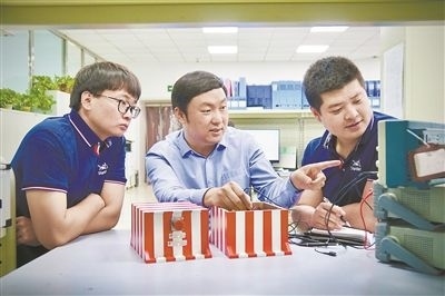 中北大學(xué)極端環(huán)境特種傳感與測(cè)試創(chuàng)新研究團(tuán)隊(duì)成員正在圍繞近期發(fā)射任務(wù)進(jìn)行產(chǎn)品研發(fā)。受訪單位供圖