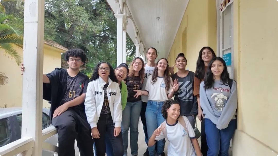 學生們用中文跟島叔問好。作者供圖