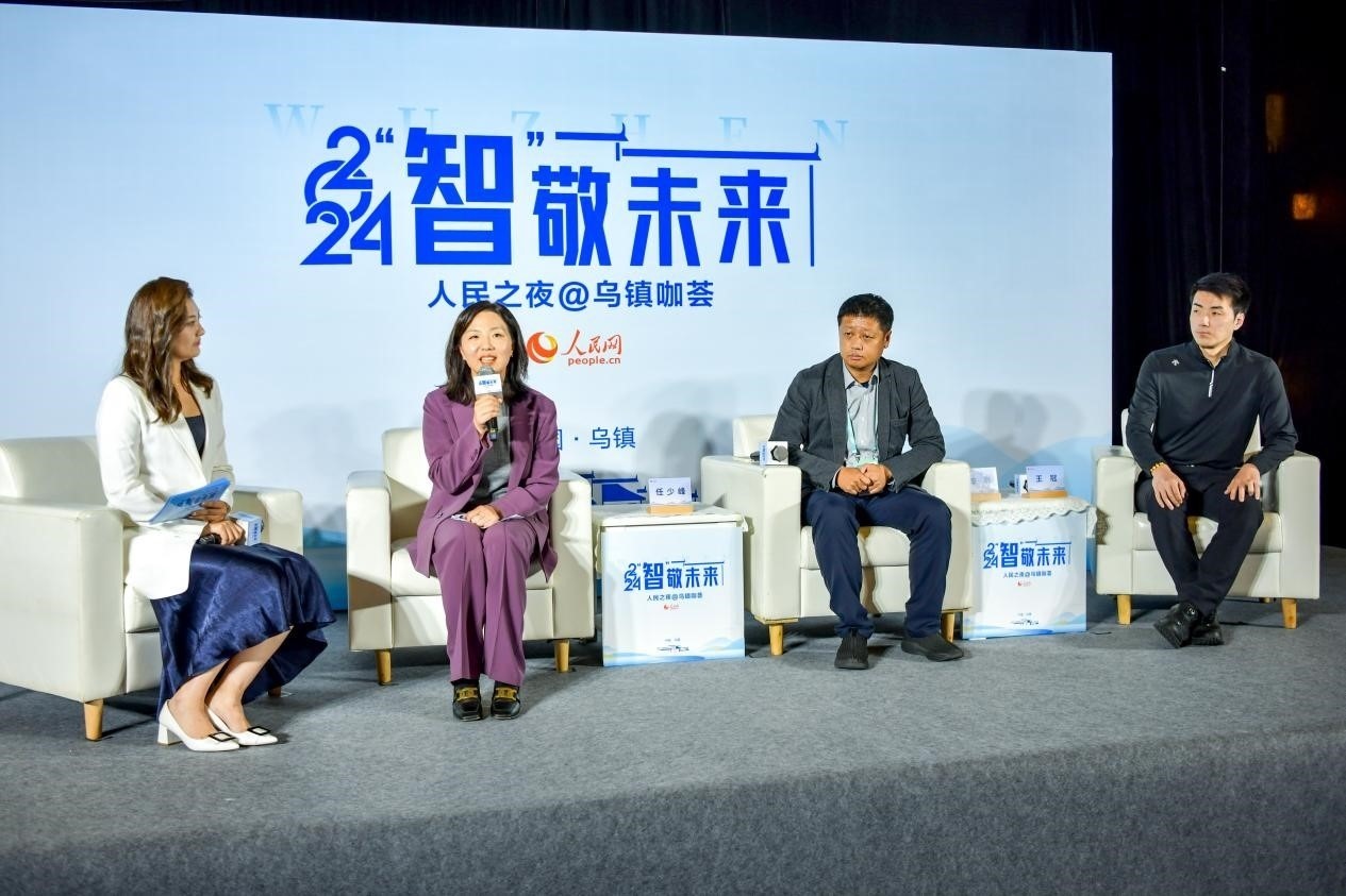 在對話環(huán)節(jié)，趣丸科技總編輯、副總裁任少峰，星云智慧機器人CEO李明，可之教育大模型創(chuàng)始人王冠討論“人工智能如何惠及大眾”。人民網(wǎng)記者 任峰濤攝