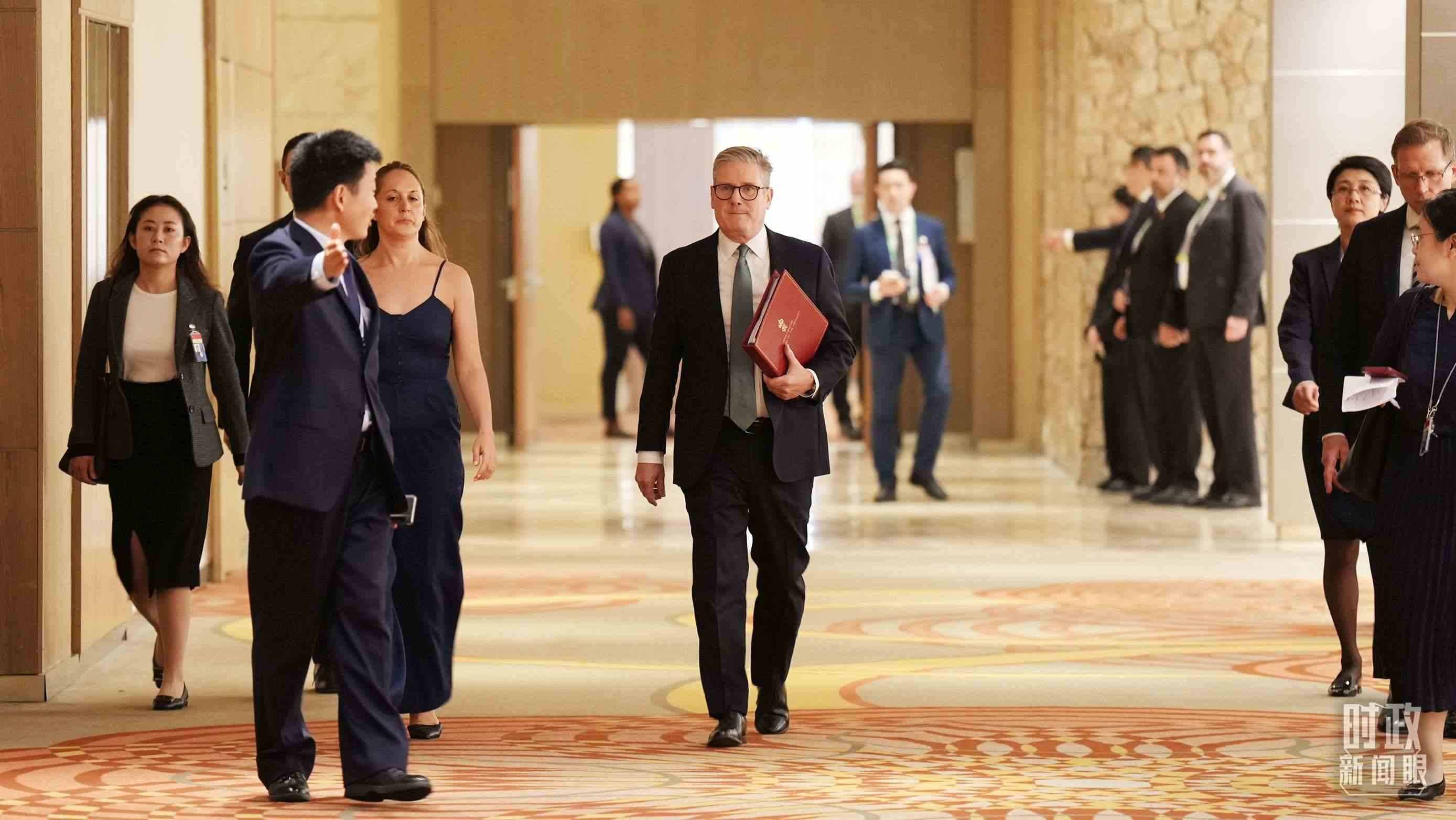 英國首相斯塔默抵達(dá)會(huì)見現(xiàn)場(chǎng)，這是他首次同習(xí)主席面對(duì)面交流。