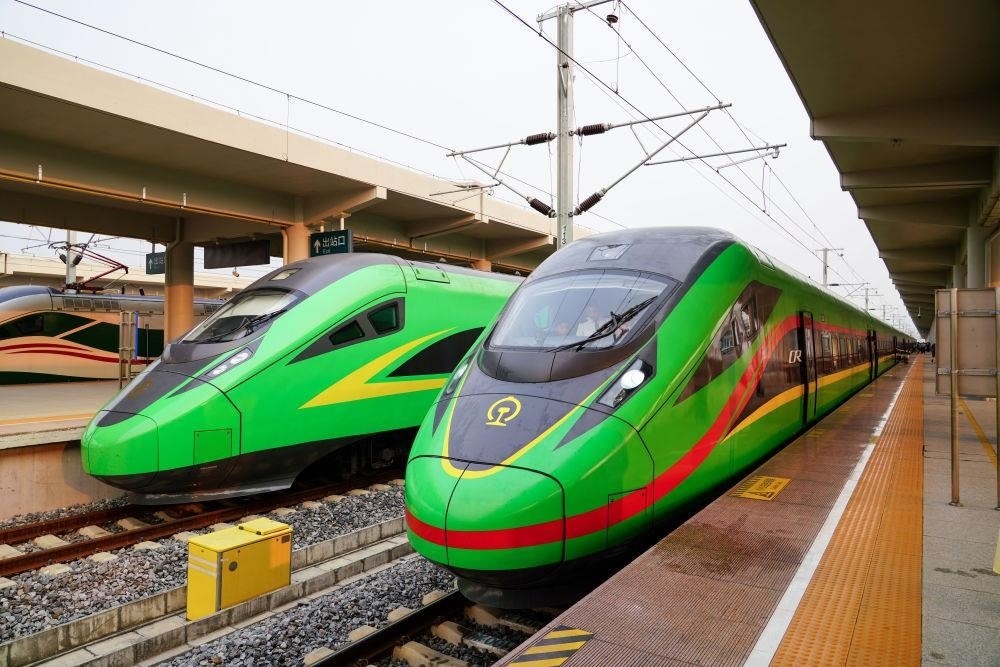 截至2024年7月5日，中老鐵路國(guó)際旅客列車?yán)塾?jì)開行滿1000列，極大地便利了沿線民眾出行。