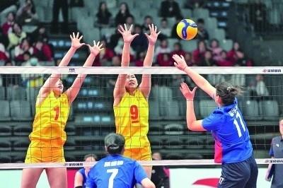 11月27日，山東隊球員李晨瑄（中）、李美君（左）在比賽中攔網。新華社發(fā)