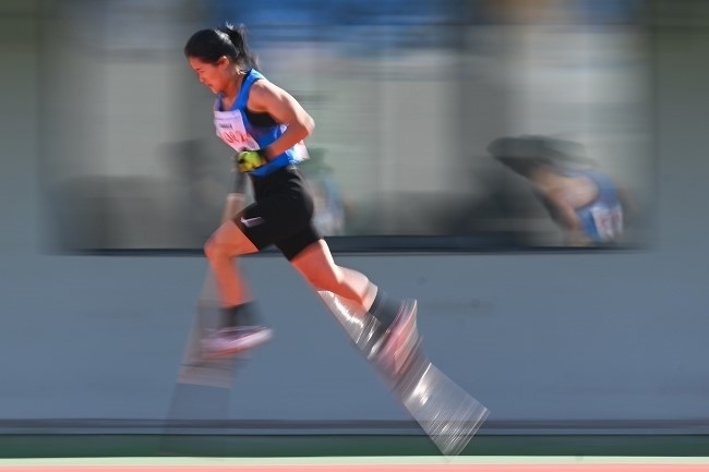 11月28日，海南隊(duì)選手吳明芬在高腳競(jìng)速比賽中。新華社記者 杜子璇攝