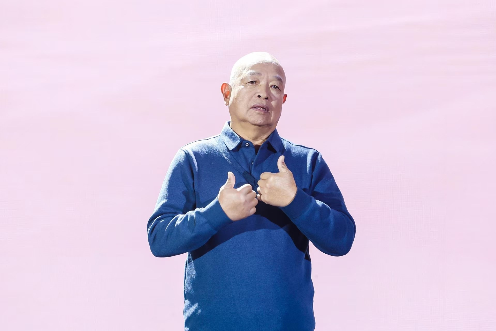 “山東好人”、煙臺(tái)市無聲洗車場(chǎng)經(jīng)理柳興濤。人民視頻供圖。