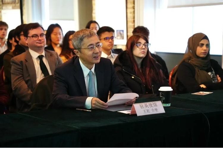 中國駐英國大使館公使王起發(fā)表講話。吳若鳴攝